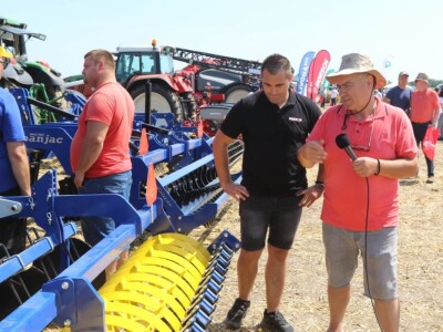 Voditelji poljoprivrednih emisija iza i ispred kamere