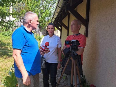 Voditelji poljoprivrednih emisija iza i ispred kamere