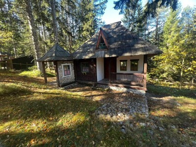 Iza drvene kapije, krije se bajkovito etno selo - na prodaju je Iza drvene kapije, krije se bajkovito etno selo - na prodaju je