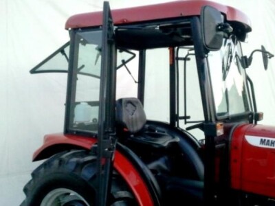 Traktor Mahindra 404