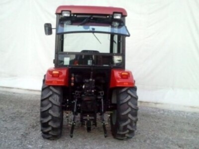 Traktor Mahindra 404