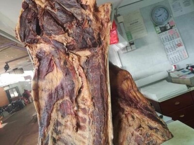 Edin Babić je peta generacija koja proizvodi i prodaje suho meso - i ovčju stelju