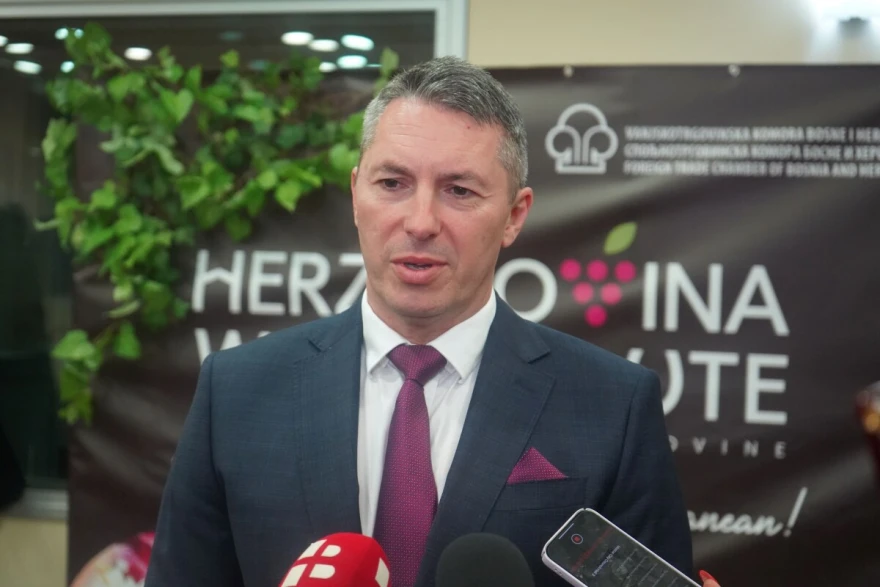 na fotografiji je predsjednik Vanjskotrgovinske komore BiH dr.sc. Vjekoslav Vuković
