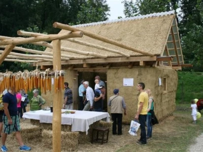 Obilazak kuće od blata i slame