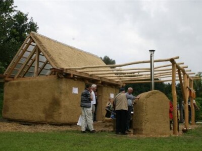 Kuća u permakulturnom vrtu