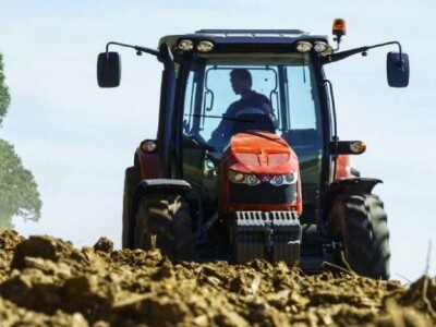 Traktor Massey Ferguson 5600