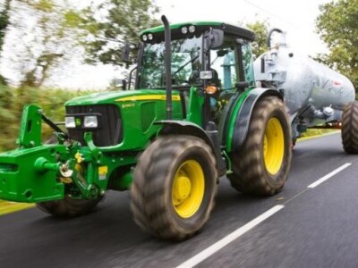 Traktor John Deere 5G