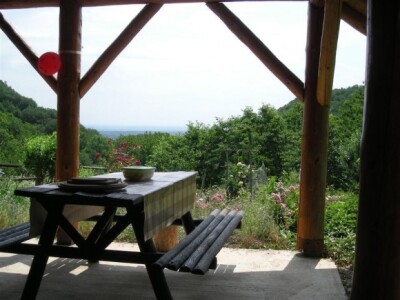 Imanje koje se prostire na oko hektar površine, udaljeno je od Zagreba svega 30-ak kilometara