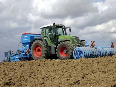 Traktor Fendt 700 Vario