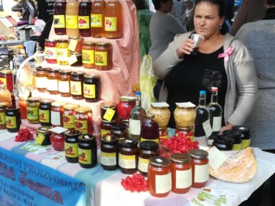 Ne, ja sam rekao da pčelarim od srednje škole. Nisam završio poljoprivrednu nego Gimnaziju. Najveći uticaj na mene i moj najveći mentor bio mi je jadan daljnji kum iz mog sela, Milutin Šokčević, stari