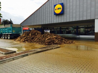 Prema već uobičajenoj tradiciji, farmeri su u pojedinim gradovima na ulice istovarili gnojivo