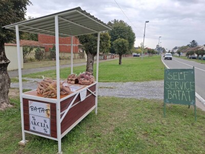 Prodaja batata Zdravke Matković na štandu bez prodavača u Suhopolju Prodaja batata Zdravke Matković na štandu bez prodavača u Suhopolju