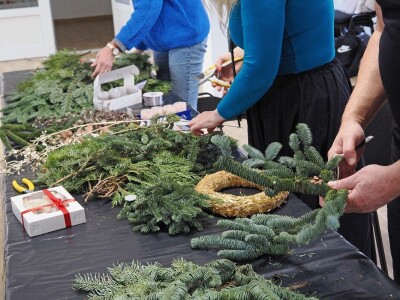 Adventski vijenci - od slame i medenjaka  do Mocha Mousse trenda!