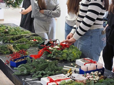 Adventski vijenci - od slame i medenjaka  do Mocha Mousse trenda!