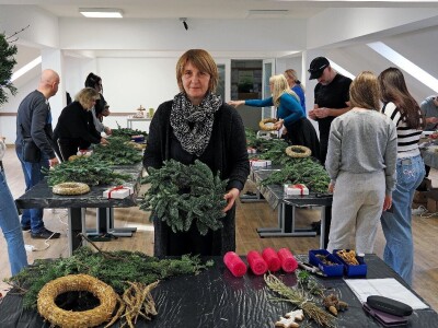 Adventski vijenci - od slame i medenjaka  do Mocha Mousse trenda!