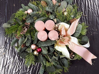 Adventski vijenci - od slame i medenjaka  do Mocha Mousse trenda!