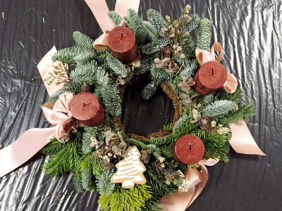 Adventski vijenci - od slame i medenjaka  do Mocha Mousse trenda!