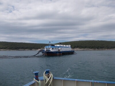 S ovoga broda obavlja se hranidba