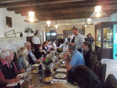 Unutrašnjost restorana u stanciji uz siranu