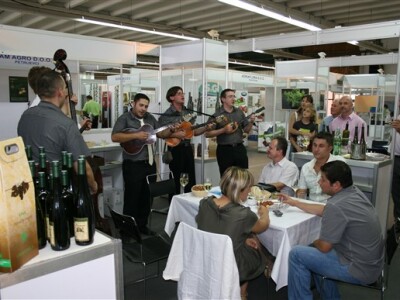 Uz dobro vino idu i tamburaši