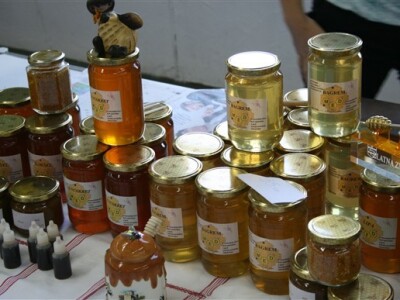 Velika ponuda meda i proizvoda od meda