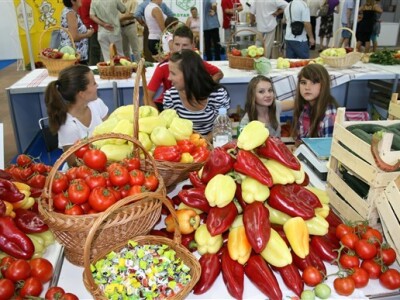 Povrćari sa svojim proizvodima