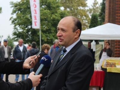 Direktor sajma, San Katava, Nova Zemlja