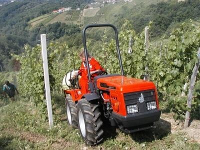 Traktor Agromehanika AGT 830/835