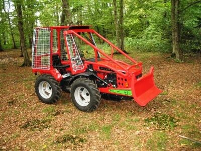 Traktor Agromehanika AGT 830/835