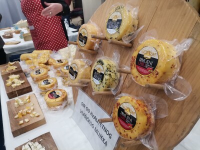 Aida Kadrić: Za dobar sir treba kvalitetno mlijeko i jedna posuda Aida Kadrić: Za dobar sir treba kvalitetno mlijeko i jedna posuda