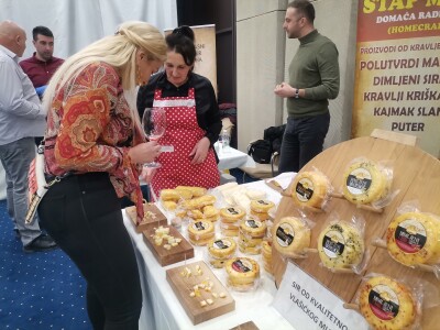 Aida Kadrić: Za dobar sir treba kvalitetno mlijeko i jedna posuda Aida Kadrić: Za dobar sir treba kvalitetno mlijeko i jedna posuda