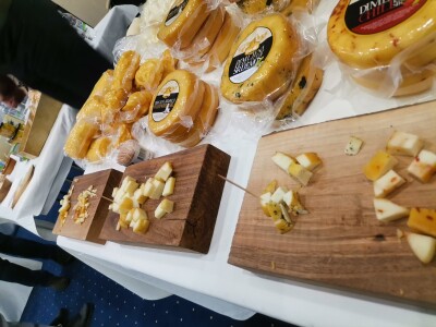 Aida Kadrić: Za dobar sir treba kvalitetno mlijeko i jedna posuda Aida Kadrić: Za dobar sir treba kvalitetno mlijeko i jedna posuda