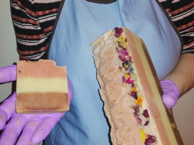 Ajša Hukić: Ljubav prema bilju uspješno pretočila u prirodnu kozmetiku Ajša Hukić: Ljubav prema bilju uspješno pretočila u prirodnu kozmetiku