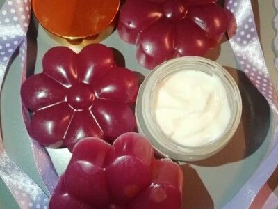 Ajša Hukić: Ljubav prema bilju uspješno pretočila u prirodnu kozmetiku Ajša Hukić: Ljubav prema bilju uspješno pretočila u prirodnu kozmetiku