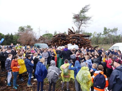 AKCIJA POŠUMLJAVANJA - U dva dana na šest hektara opožarenog Kožina kod  Zadra 800 volontera posadilo 10.000 stabala primorskog bora AKCIJA POŠUMLJAVANJA - U dva dana na šest hektara opožarenog Kožina kod  Zadra 800 volontera posadilo 10.000 stabala primorskog bora