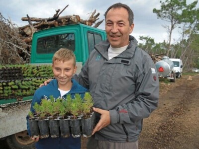 AKCIJA POŠUMLJAVANJA - U dva dana na šest hektara opožarenog Kožina kod  Zadra 800 volontera posadilo 10.000 stabala primorskog bora AKCIJA POŠUMLJAVANJA - U dva dana na šest hektara opožarenog Kožina kod  Zadra 800 volontera posadilo 10.000 stabala primorskog bora