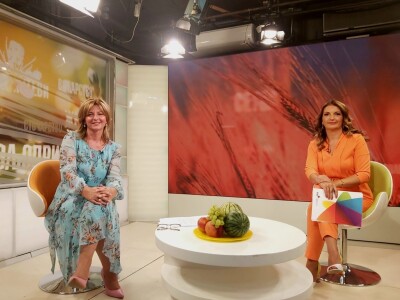 Voditelji poljoprivrednih emisija iza i ispred kamere