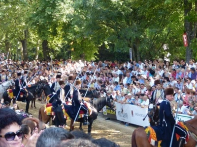 Alkari kopljanici na trkalištu neposredno pred početak viteškog spsktakularnog nadmetanja na Dan Alke (9. kolovoza 2015.)