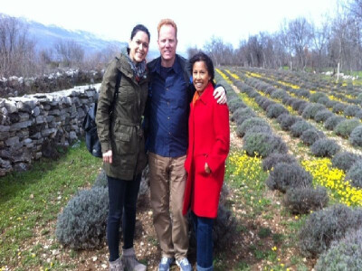 I američki novinari na plantaži ukrasno-ljekovitog bilja u Biteliću s bivšom direktoricom TZ Grada Sinja