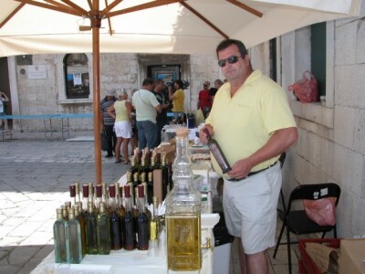 Ante Matić pokazuje svoj proizvod - kliško maslinovo djevičansko ulje Ante Matić pokazuje svoj proizvod - kliško maslinovo djevičansko ulje