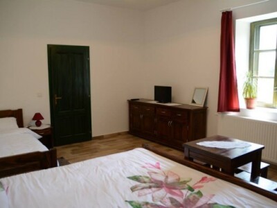 Ukupno raspolažu s 11 kreveta razmještenih u četiri sobe Ukupno raspolažu s 11 kreveta razmještenih u četiri sobe