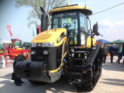 Traktor gusjeničar tvrtke Austro Diesel