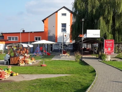 Na odmorištu turist štandovi poljoprivrednih proizvođača