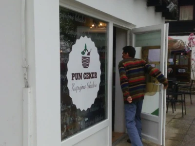 Proizvođači žele ispred prodavaonice i štandove
