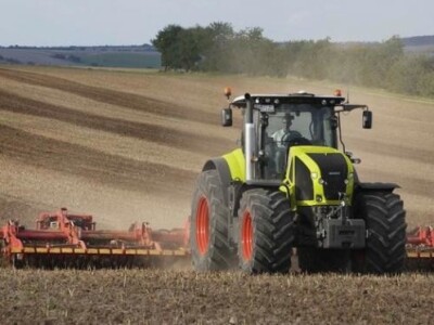 Traktor Claas AXION 900