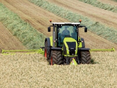 Traktor Claas AXION 900