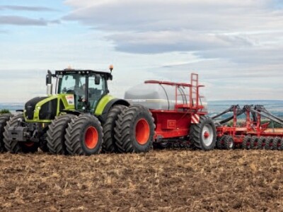 Traktor Claas AXION 900