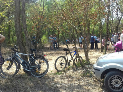 Neki dođu biciklima, neki autima... Neki dođu biciklima, neki autima...