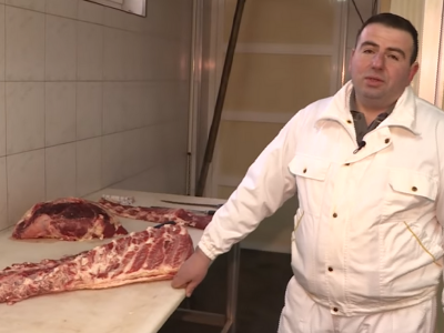 Edin Babić je peta generacija koja proizvodi i prodaje suho meso - i ovčju stelju