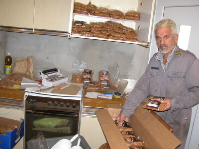 Branko Kaloper uživa u radu, posebice u pakiranju badema na tržište